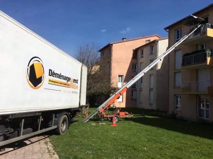 Location de monte-meuble avec technicien